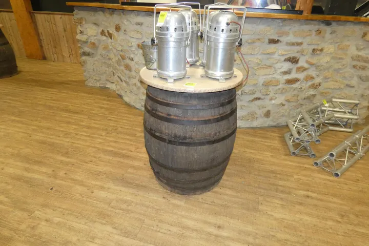 Stehtisch aus Holzfass mit runder Tischplatte, ohne Inhalt Maße in cm ca. ø80 cm Durchmesser
